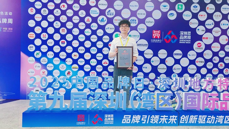 黃總單人領獎