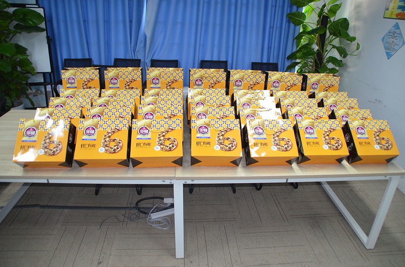 宇凡微電子產品開發公司員工月餅禮品