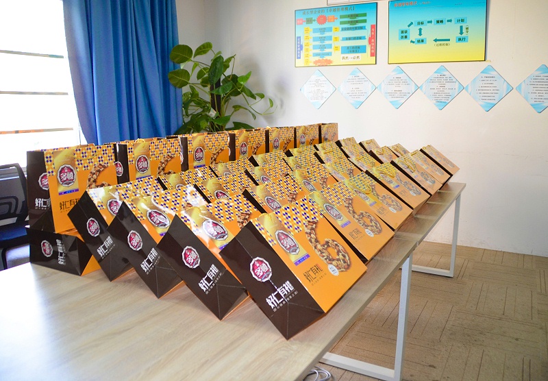 宇凡微電子產品開發公司員工月餅禮品