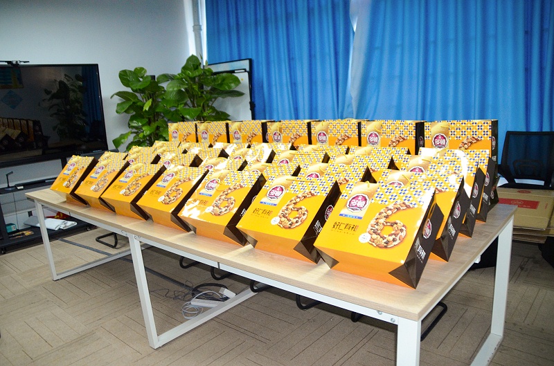 宇凡微電子產品開發公司員工月餅禮品